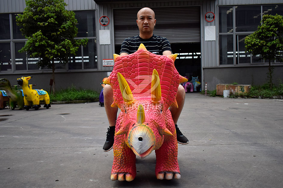 三角恐龍恐龍車，商場騎的三角龍，三角龍童車