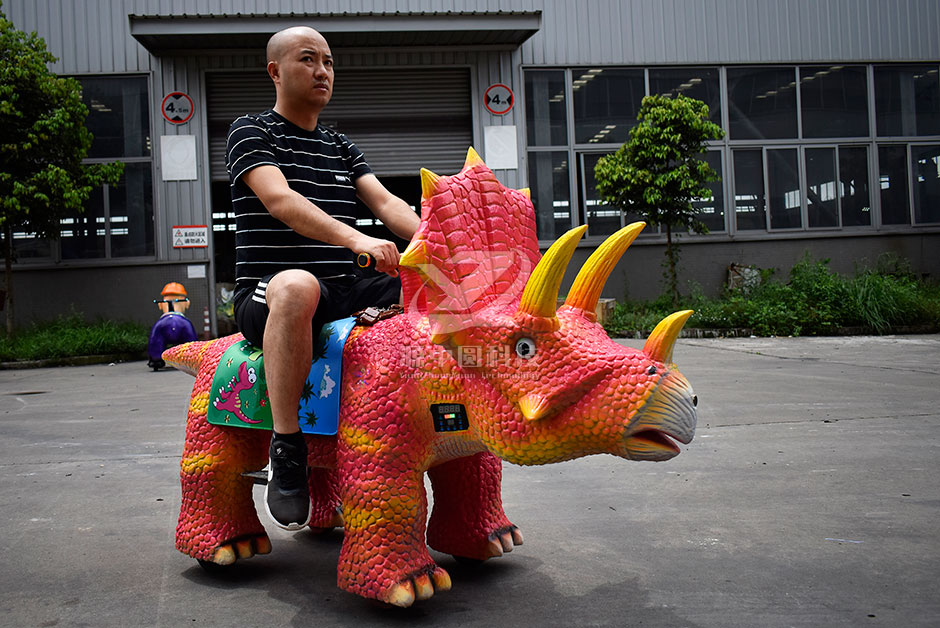 三角恐龍恐龍車，商場騎的三角龍，三角龍童車